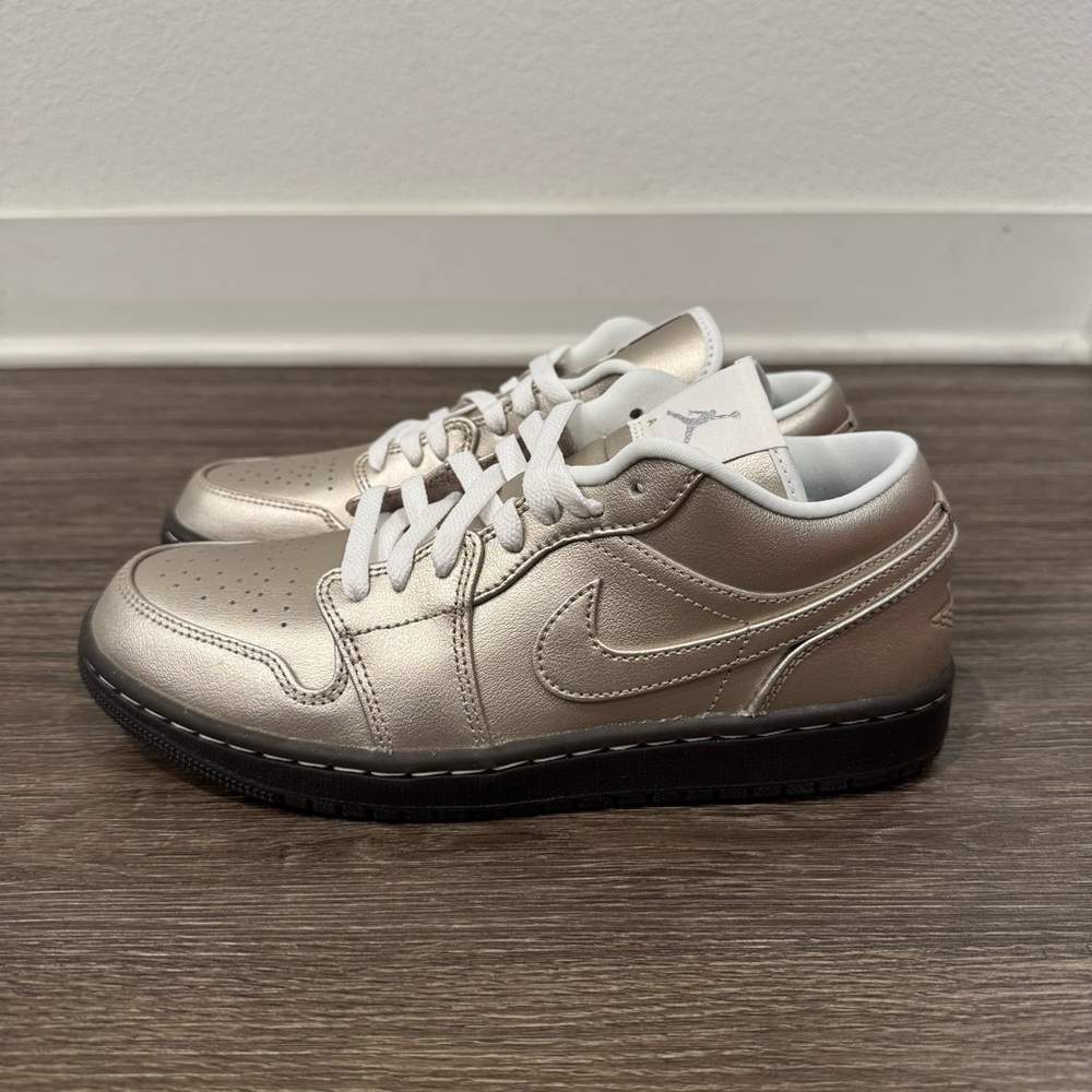 Jordan 1 Low SE "Metallic Zinc/Summit sz 9